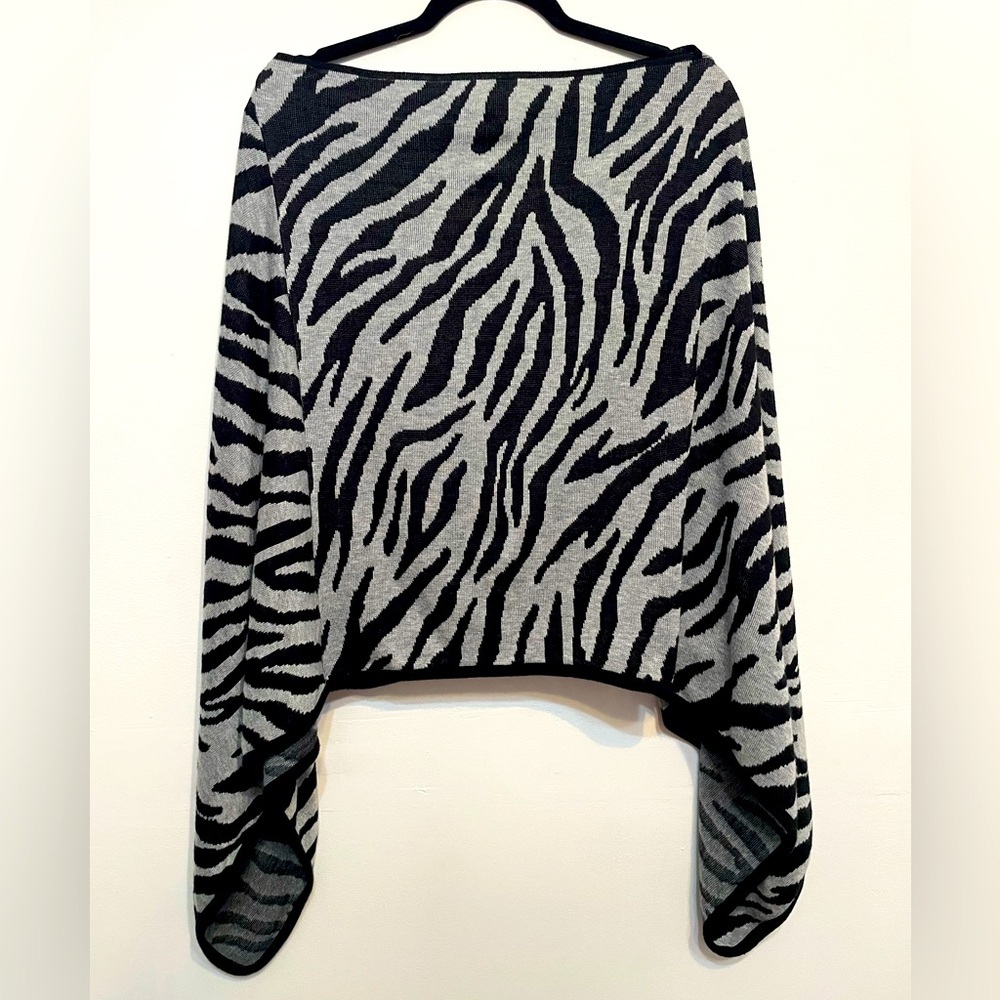 NY Collection Black and Gray Zebra Pattern Poncho